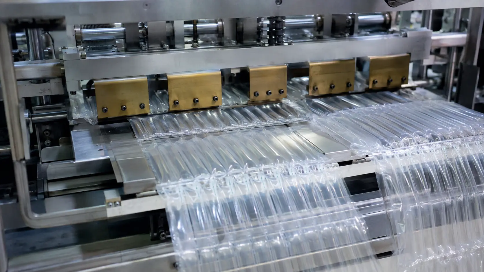Heat sealing chambers and converting custom air column bags